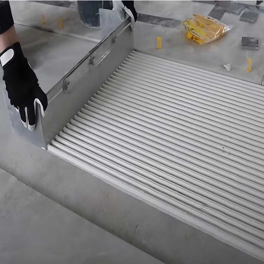 Adjustable notched tile trowel (from 35cm to 60 cm).